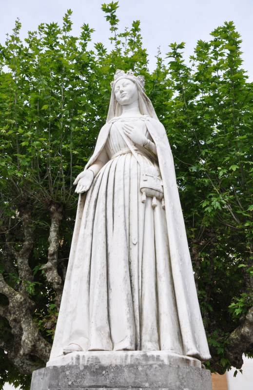イザベル王妃の像 in Portugal Coimbra