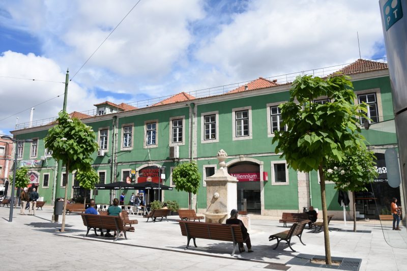 バス停前の緑の建物 in Portugal Lisboa