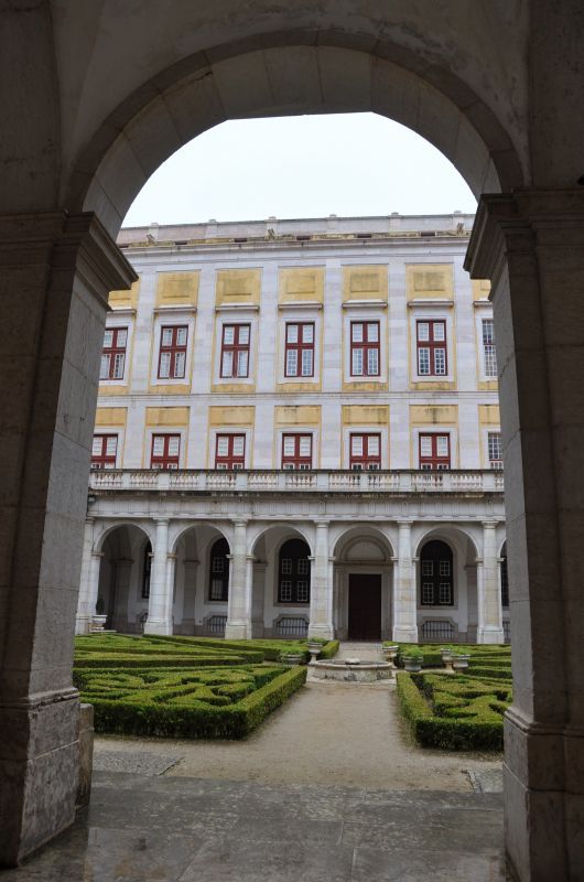 雨のマフラ修道院の回廊 in Portugal Mafra
